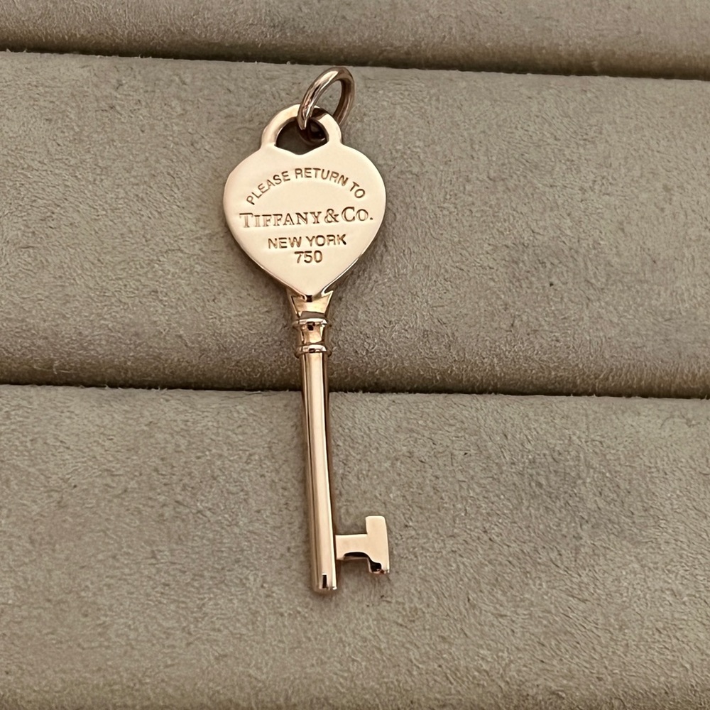 Rose‎ gold key.